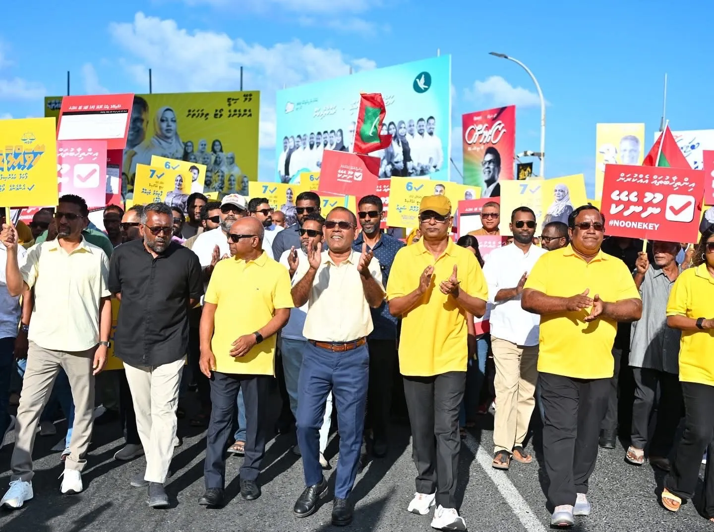 ސިއްރު ބައްދަލުވުމެއް ބާއްވައި ރައީސް ނަޝީދަށް އެމްޑީޕީގެ ޤައުމީ މަޖިލީހުން ގޮނޑިއެއް ދީފި 