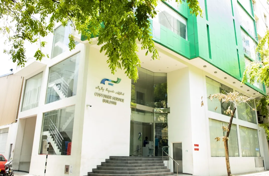 އެމްޑަބްލިއުއެސްސީގައި މަަސައްކަތްކުރާ ލޯފަން މުވަޒަފަކު އޮފީހަށް ގެންގޮސްދޭނެ ފަރާތެއް ހޯދަނީ!