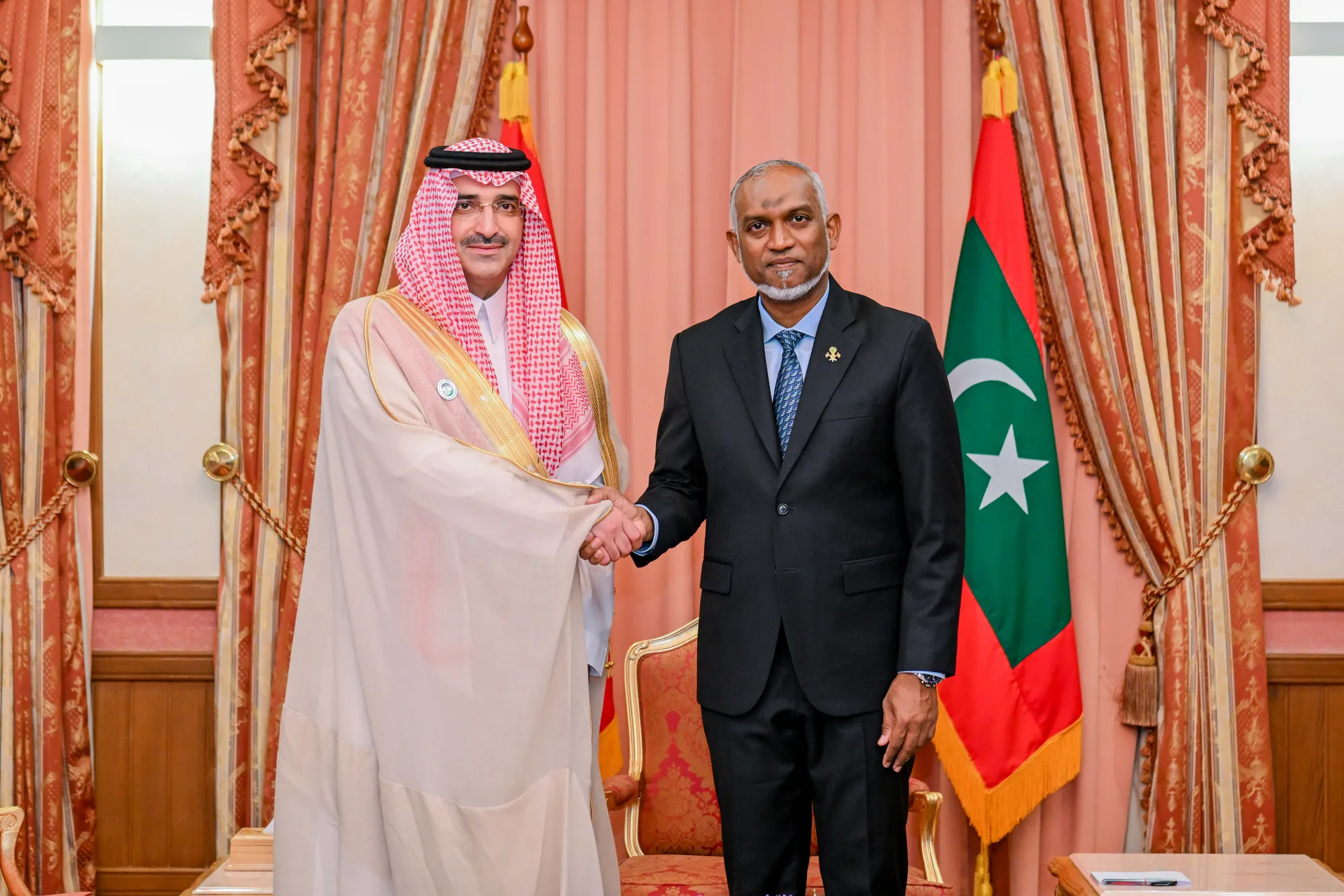 ސައުދީ ފަންޑްގެ އެންމެ އިސްވެރިޔާ ރައީސް ޑރ.މުޢިއްޒުގެ އަރިހަށް ޒިޔާރަތްކުރައްވައިފި