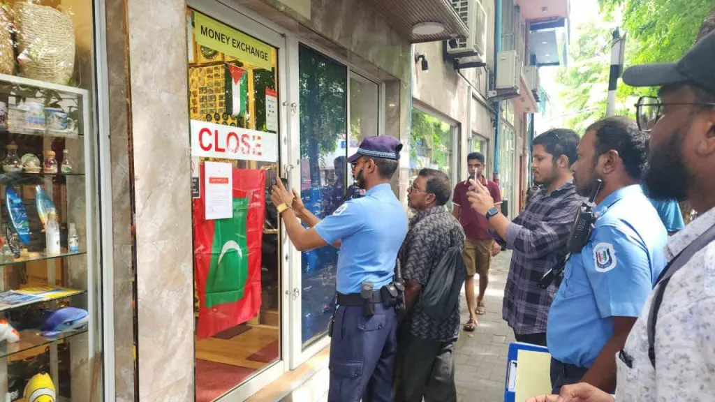 ހުއްދަނެތި ޑޮލަރު މާރުކުރާ ދެ ވިޔަފާރިއެއްގެ ޙަރަކާތްތައް ހުއްޓުވައިލައިފި