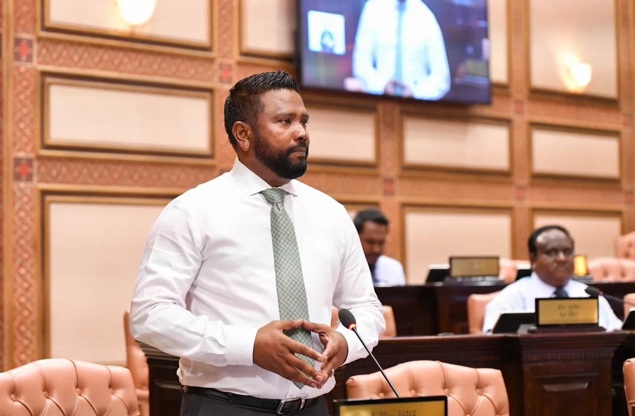 ފަސްއަހަރު ނިންމާލިއިރު، ފެނަކައަށް ބޭނުންވާވަރަށްވުރެ 3 ގުނަ އިތުރަށް މުވައްޒަފުން ނަގާފައިހުރި: މުހައްމަދު