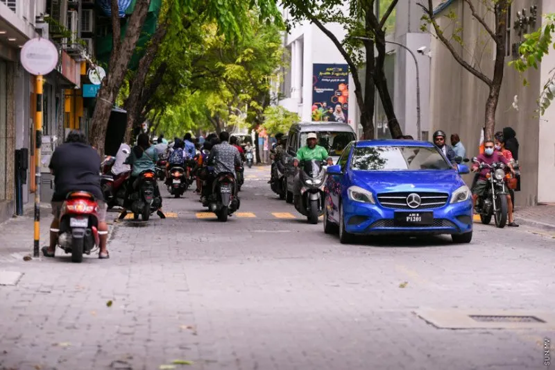 ގެއެއްގެ ހަވަނަ ފަންގިފިލާއިން ބިއްލޫރިގަނޑެއް ވެއްޓި މީހަކަށް އަނިޔާވެގެން ފަރުވާދެނީ