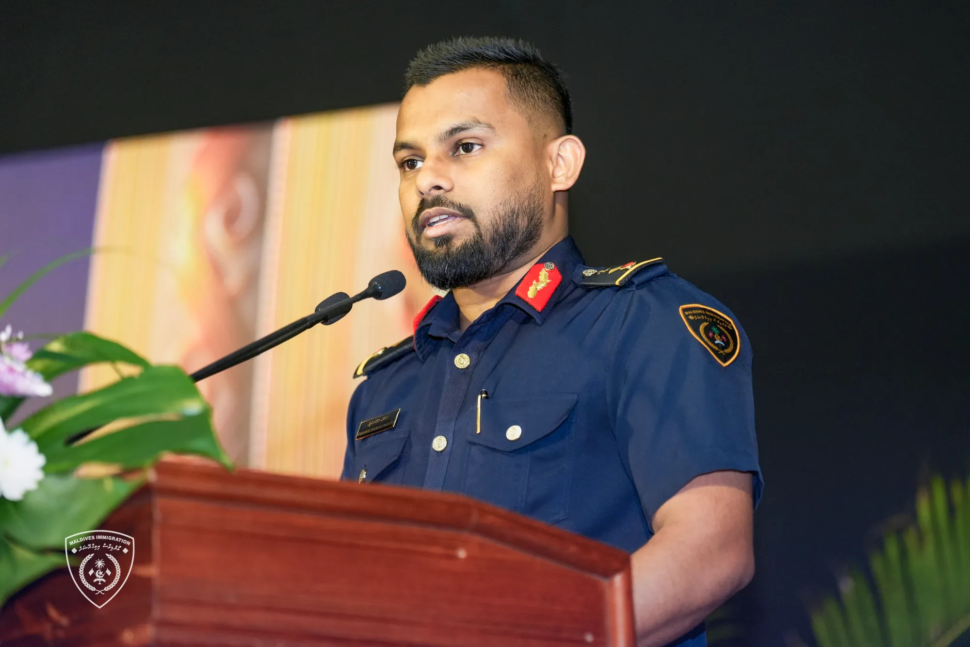 އިމިގްރޭޝަން ޚިޔާނާތް: ދެމީހެއްގެ ޕާސްޕޯޓް ހިފަހައްޓައި، ޝަމްޢާންގެ ޢާއިލާ މީހެއްގެ ފޯނު ފުލުހުންގެ ބެލުމުގެ ދަށަށް