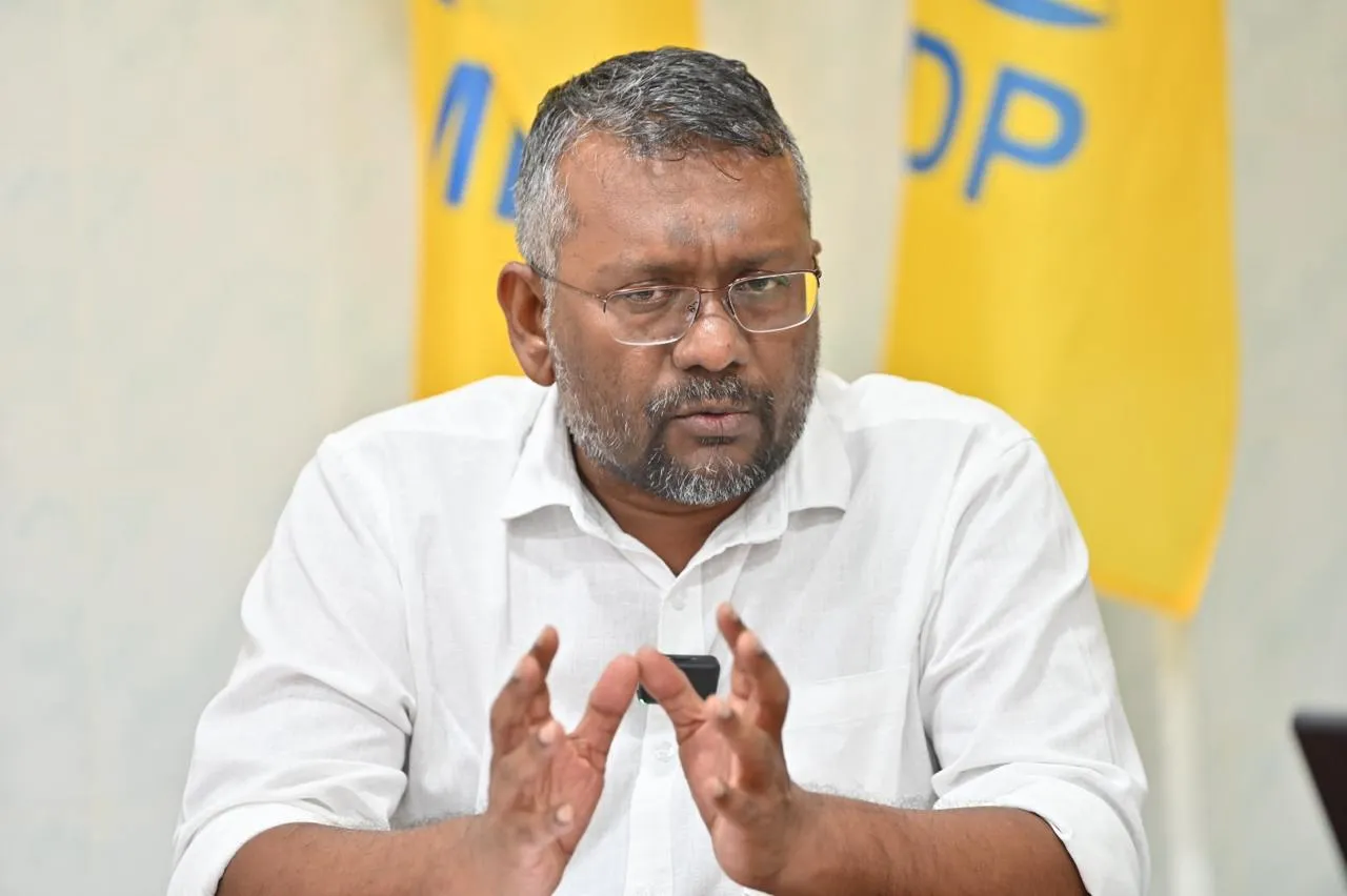 ޓެކްސް ބޮޑުކޮށްފައި، ސިޔާސީ ވަޒީފާތަކުގެ މުސާރަ ކުޑަކުރަން ނިންމުމަކީ ދެބޯގެރިދުއްވުމެއް: ފައްޔާޒު