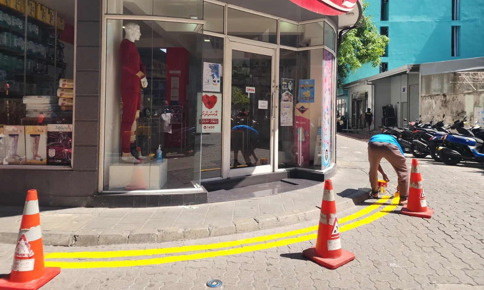 މާލެ ސިޓީ ކައުންސިލުން މަގު މަތީގައި ރޮނގު ދެމުން؛ ފޮޓޯ / މާލެ ސިޓީ ކައުންސިލް