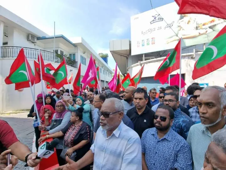 PPM and President Yameen gathered in front of the courts.