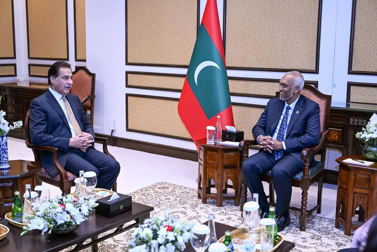 ޕާކިސްތާންގެ ނެޝަނަލް އެސެމްބްލީގެ ސްޕީކާ، ރައީސް މުޢިއްޒުގެ އަރިހަށް އިޙުތިރާމްގެ ޒިޔާރަތެއް ކުރައްވައިފި