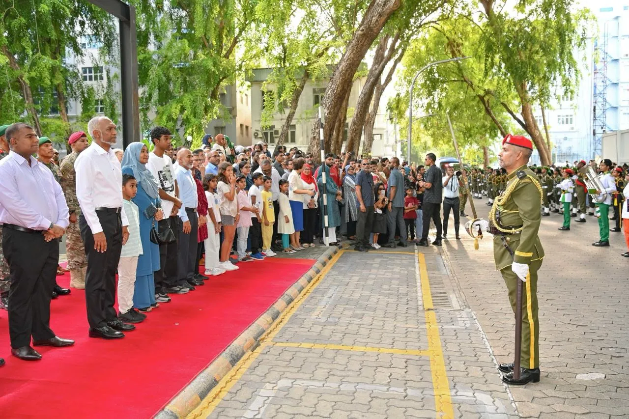 މިނިވަން ދުވަހުގެ މުނާޞަބަތުގައި ބޭއްވި އަސްކަރީ ޙަރަކާތްތައް ހިމެނޭ ޕެރޭޑާއި ގައުމީ ކެޑޭޑް ކޯގެ ޕެރޭޑާ ރޫޓް މާޗް ރައީސުލްޖުމްހޫރިއްޔާގެ ދެކަނބަލުން ބައްލަވާލައްވައިފި