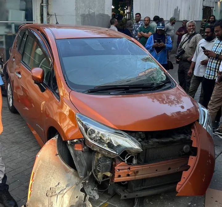 ކާރެއް ކޮންޓްރޯލް ނުވެ ހިނގި އެކްސިޑެންޓެއްގައި 6 ސައިކަލަކަށް ގެއްލުންވެއްޖެ!