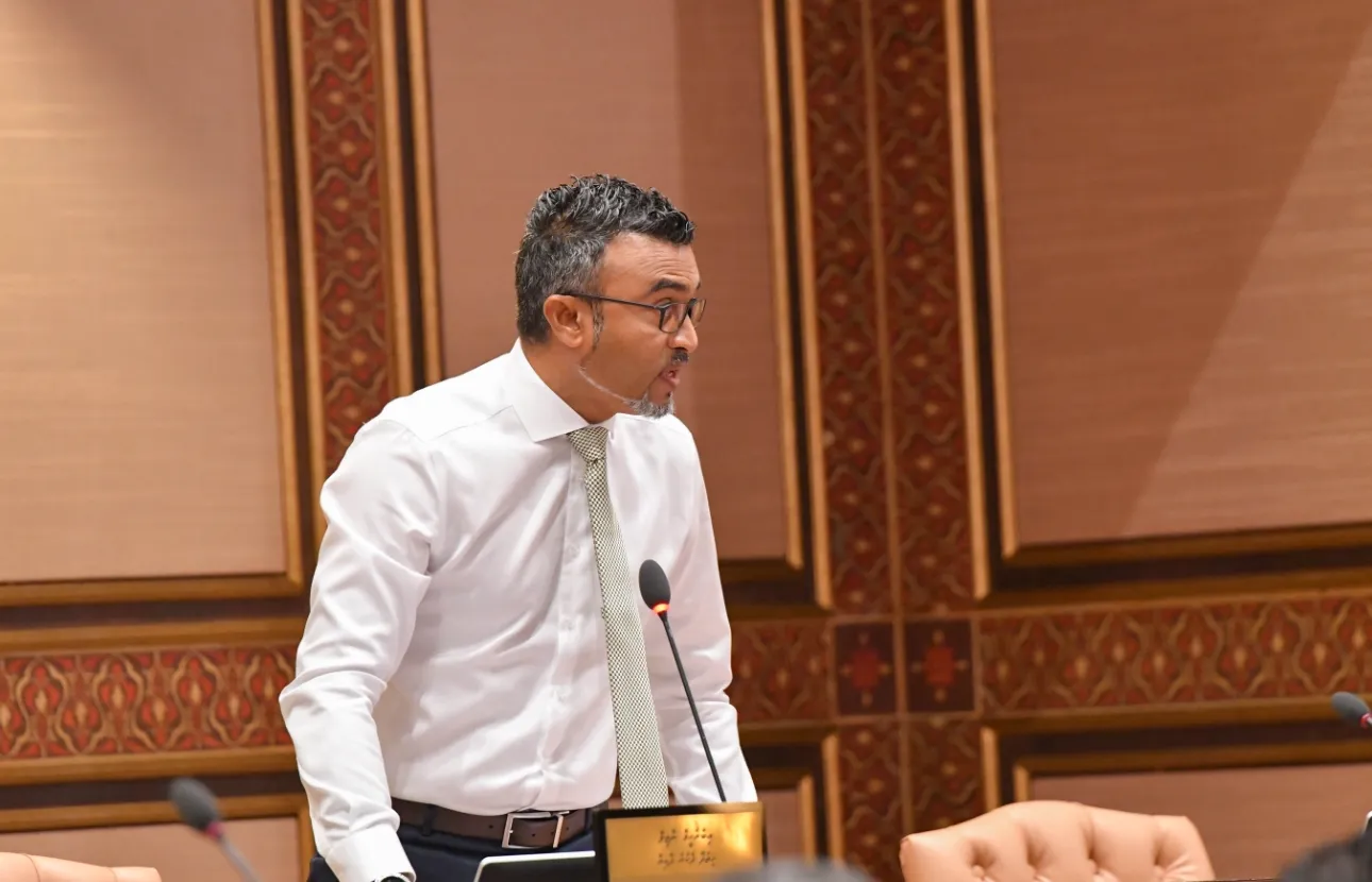 ރައްޔިތުންގެ ހައްގުގައި، ވަޒީރު އާދަމް ޝަރީފަށް ސިޓީއެއް އަރުވަން ދިޔުމުން ފިއްލެވީ؛ އެއީ ފިލި ވަޒީރު: ނާޒިލް