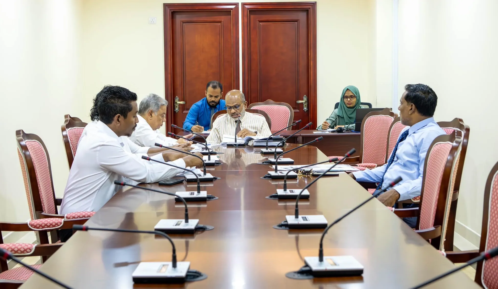 ދައުލަތުގެ ހަރަދުތައް ކުޑަކުރަންޖެހޭއިރު، ހަރަދުތައް ކުޑަވާތަނެއް ނުފެނޭ: ނާޒިމް