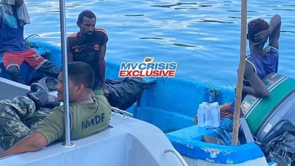 ފުވައްމުލަކު ކައިރިން ސޯމާލިއާ ބަޔަކު ތިބި ޑިންގީއެއް ކޯސްޓްގާޑުން ހިފަހައްޓައިފި