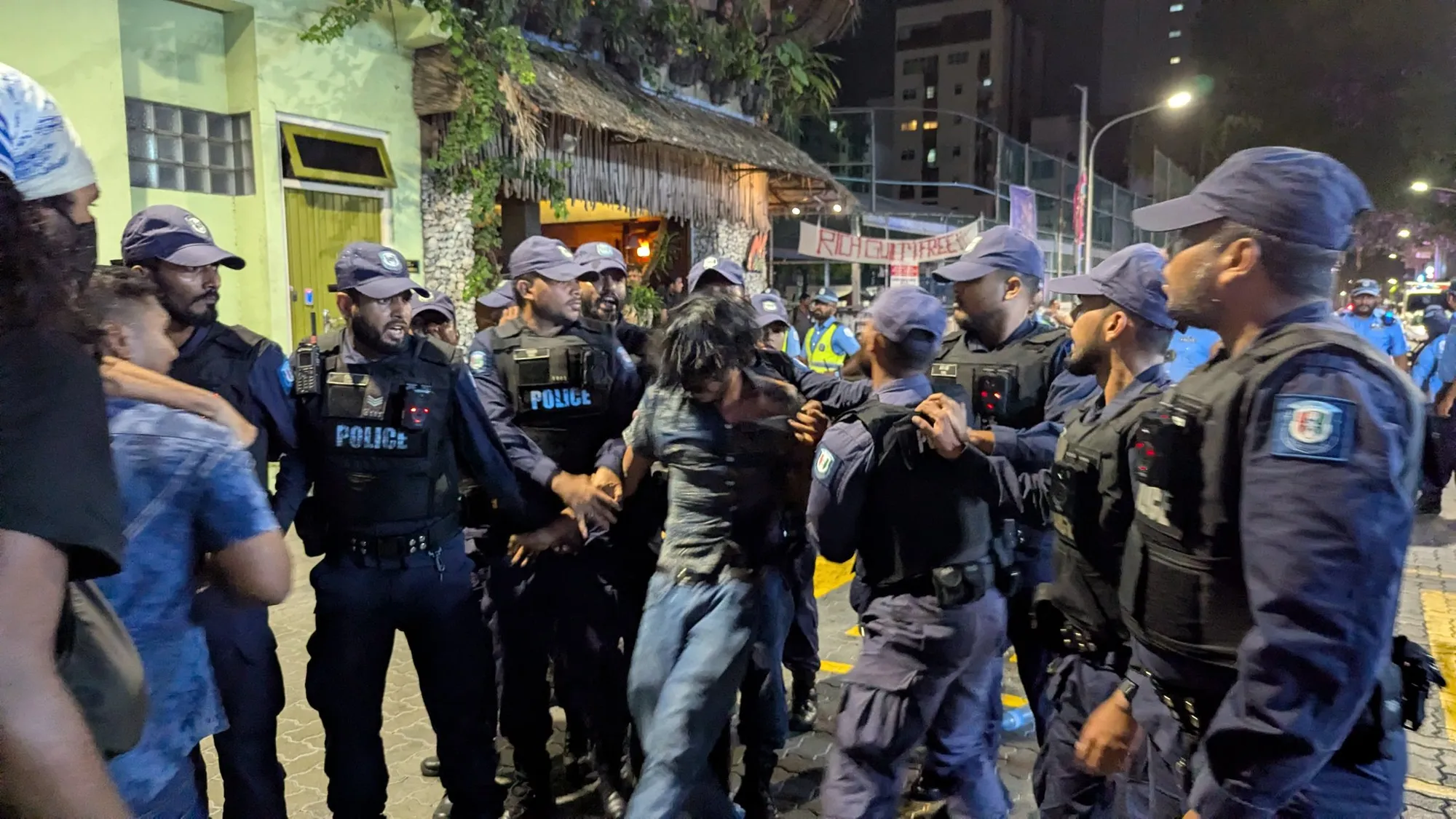 މުޒާހަރާ ހޫނުވެއްޖެ، ދެ މީހަކު ހައްޔަރު ކޮށްފި