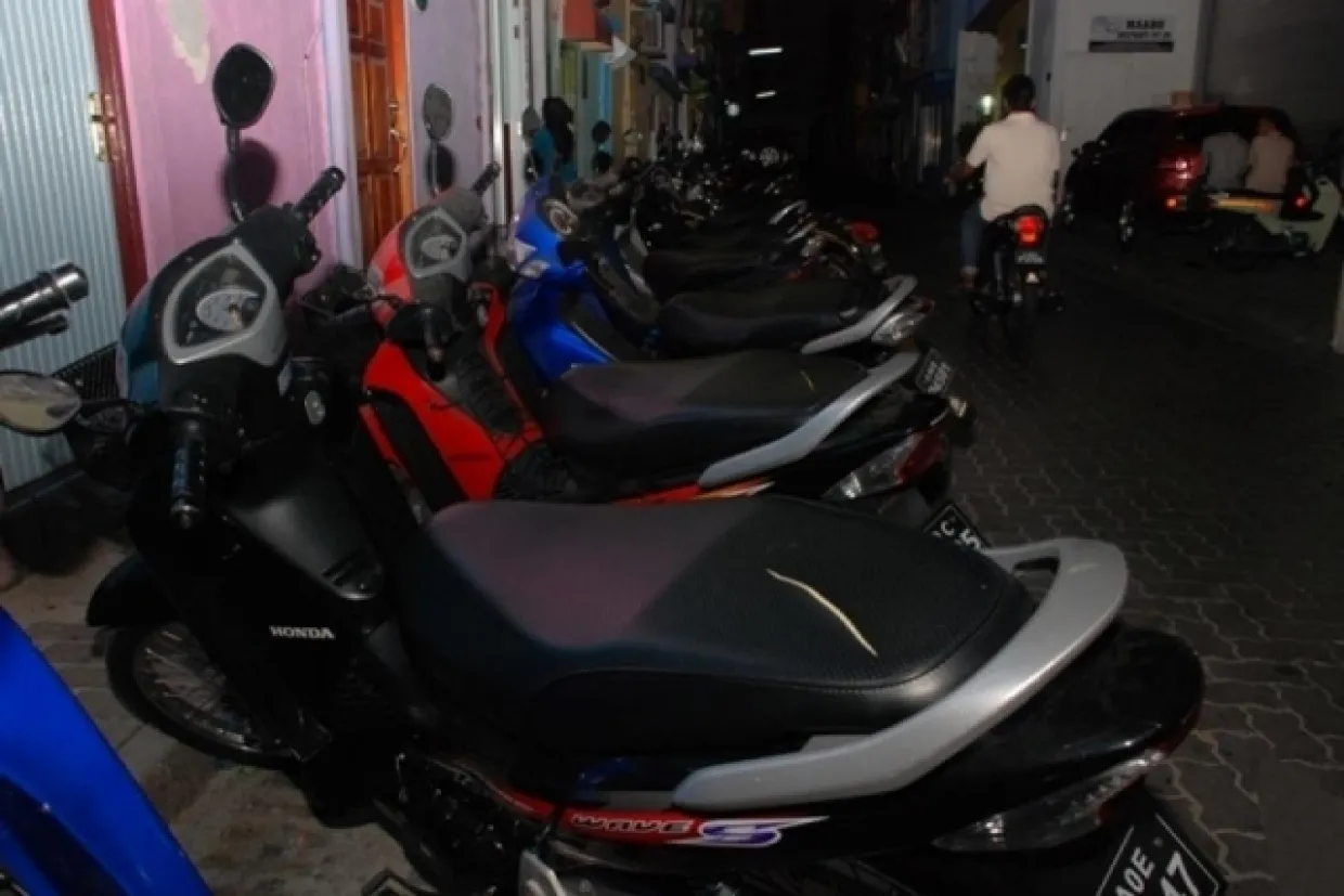 ޢާއްމު ދަތުރުފަތުރަށް އުދަގޫ ވާގޮތަށް އުޅަނދު ޕާކު ކުރާނަމަ، ފިޔަވަޅު އަޅާނެ ކަމުގެ އިންޒާރު ފުލުހުން ދީފި!