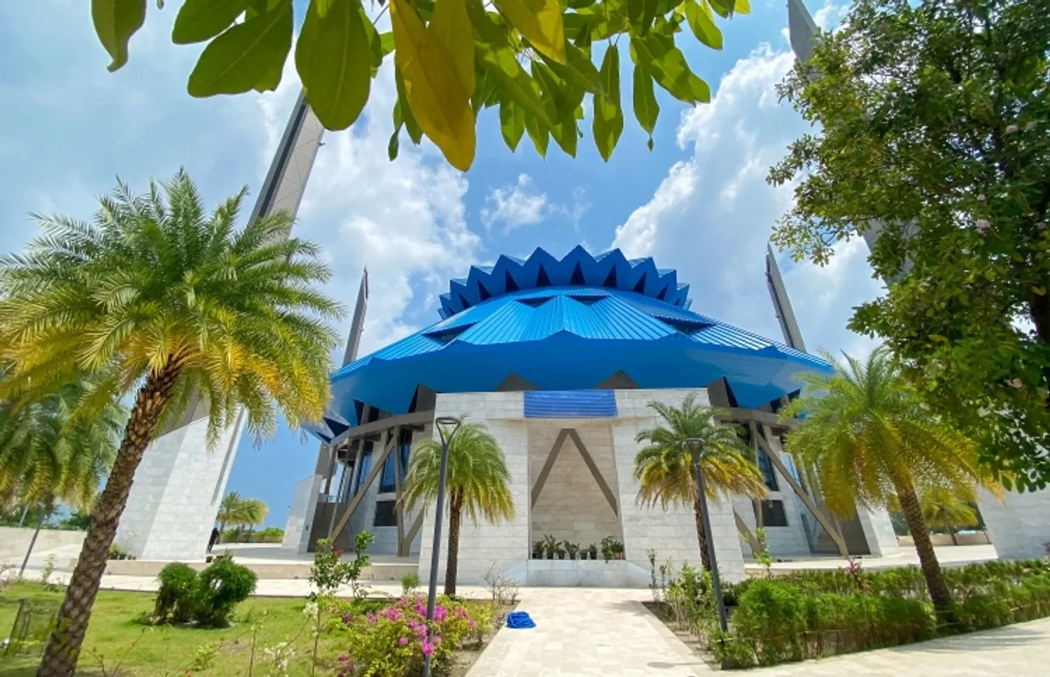 ކޮންމެ ހުކުރު ދުވަހެއްގެ އިޝާ ނަމާދަށްފަހު ސަލްމާން މިސްކިތުގައި ދިގު ރާގަށް ޤުރުއާން ކިޔަވާ ބައްދަލުވުން ބާއްވަނީ
