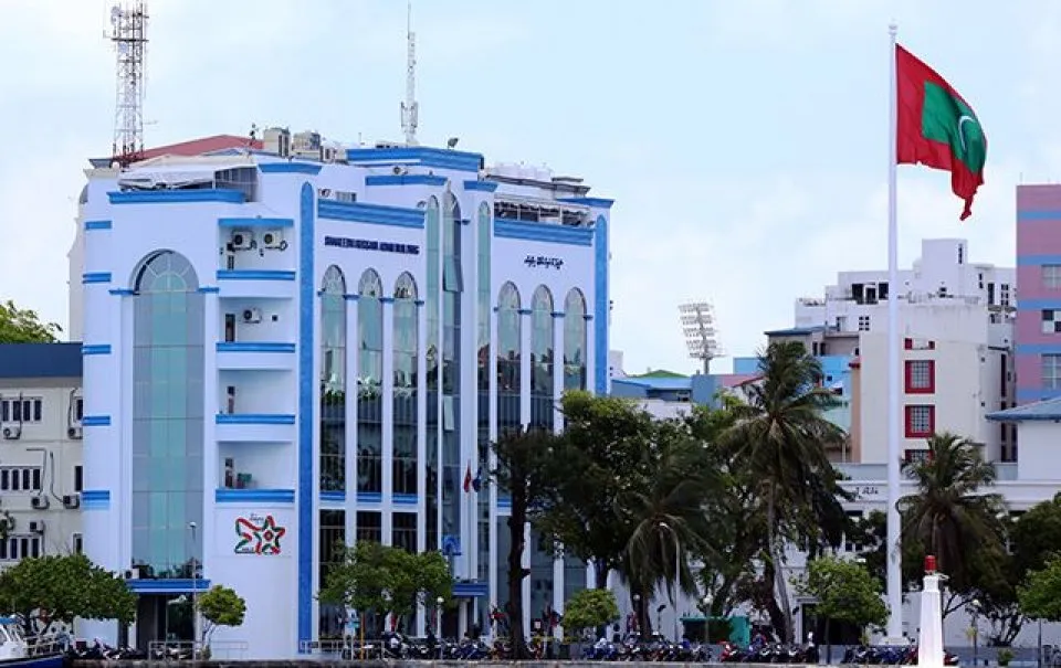 ބަނގުރަލާއެކު ހައްޔަރު ކުރި އިންޑިއާއަށް ނިސްބަތްވާ ދެ މީހެއްގެ އަތުން ވަގު ޑޮލަރުތަކެއް ފެނިއްޖެ