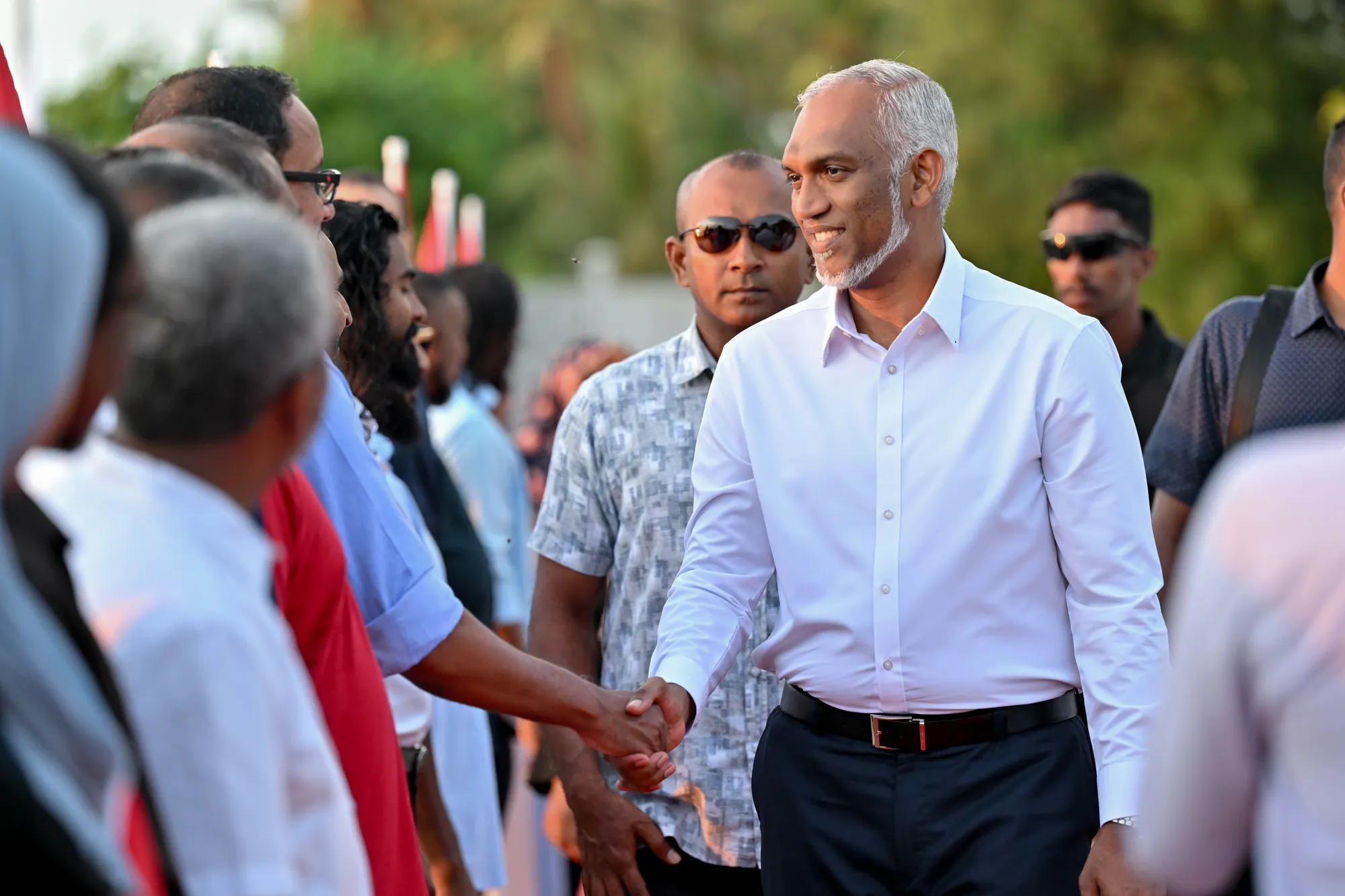 ރައީސްގެ އެދިވަޑައިގަތުމަށް ބެންކުން އަވަސް ނިންމުމެއް: ހައްޖުވެރިންގެ ޑެބިޓު ކާޑުގެ ލިމިޓު 2،000 ޑޮލަރަށް