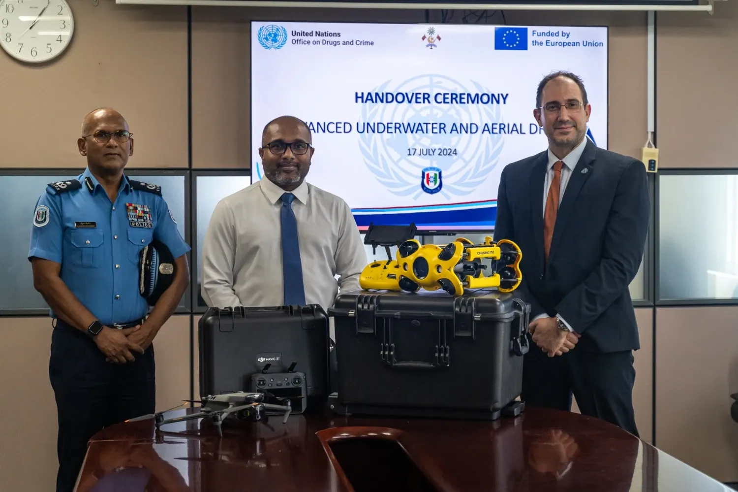 ޔޫއެންއޯޑީސީން ދިވެހި ސަރުކާރަށް ޑްރޯންތަކެއް ހަދިޔާކޮށްފި