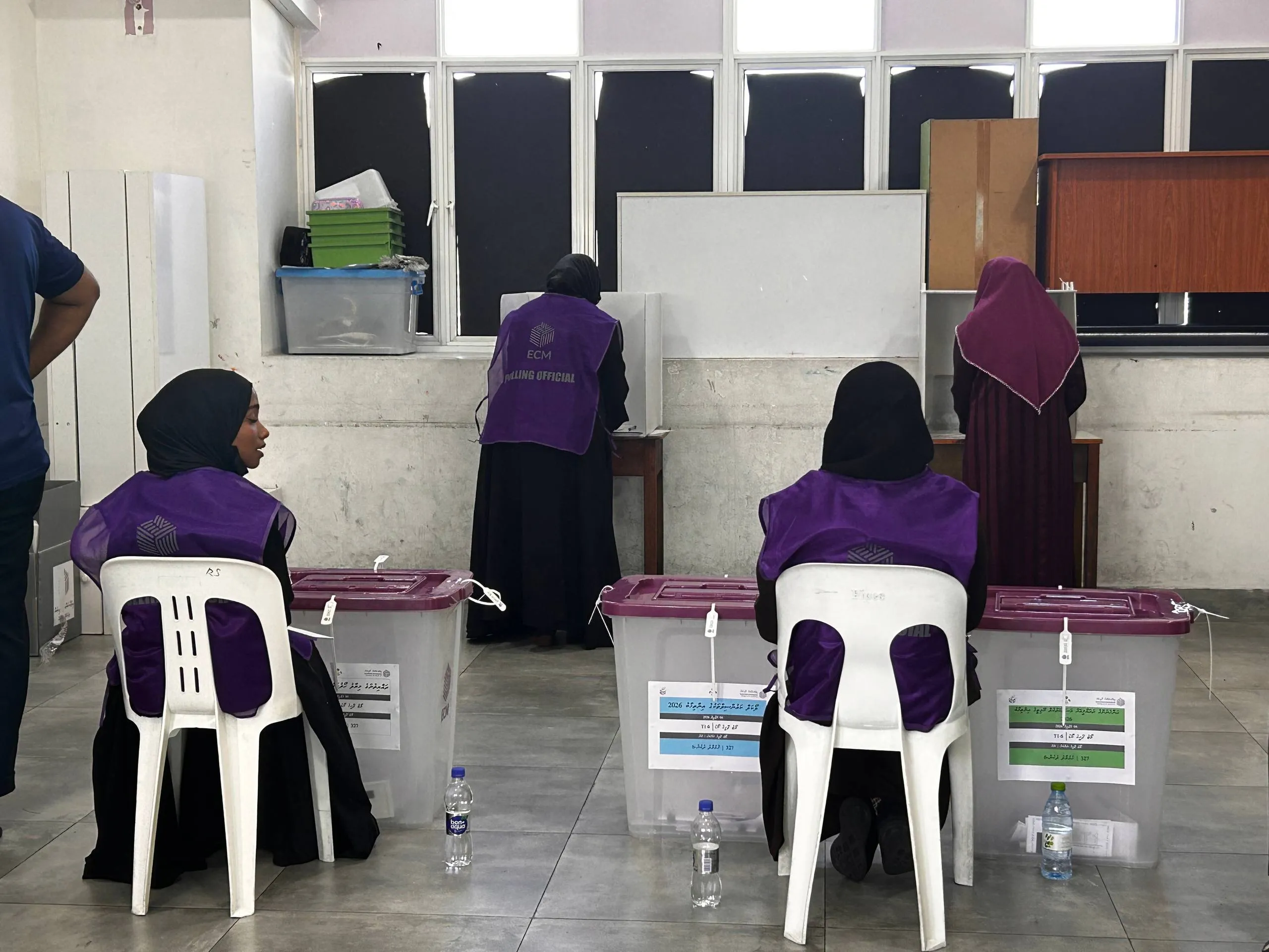 ގުދަށް އޮވެ ފާހަގަޖަހައި، ގުދަށް އޮވެ ވޯޓު ކަރުދާސް ފޮއްޓަށް ލާންޖެހޭތީ އާއްމުން ޝަކުވާކޮށްފި