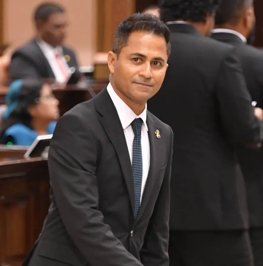 އިހްލާސްތެރިކަމާއެކު މި ހުރީ ރައީސަށް ވަފާތެރި މެންބަރެއްގެ ގޮތުގައި: އިއްބެ