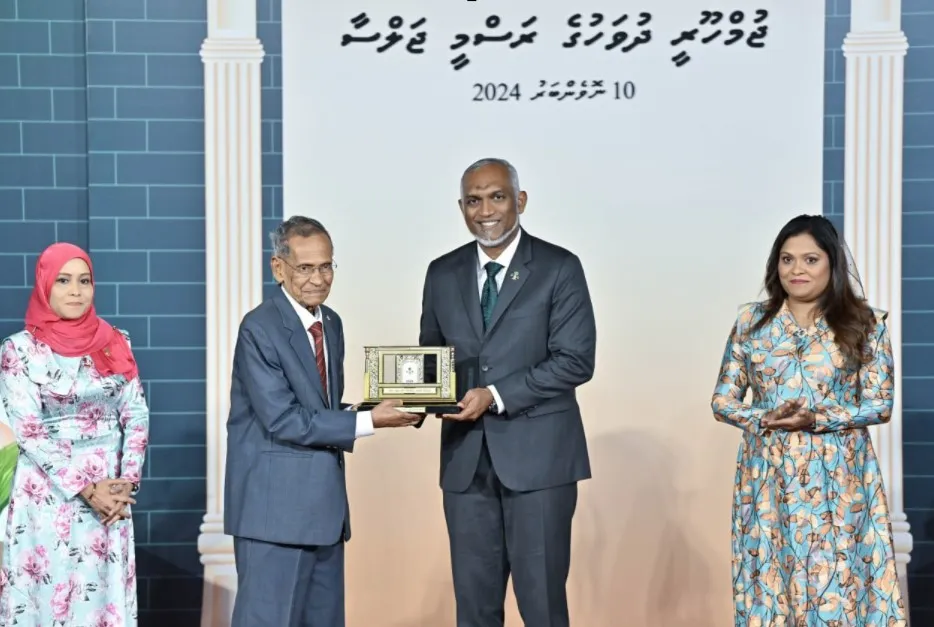 ތަޢުލީމަށް ޚިދުމަތްކުރުމުގެ އެންމެ މަތިވެރި ޝަރަފު ޑރ.ޒާހިރަށް އަރުވައިފި