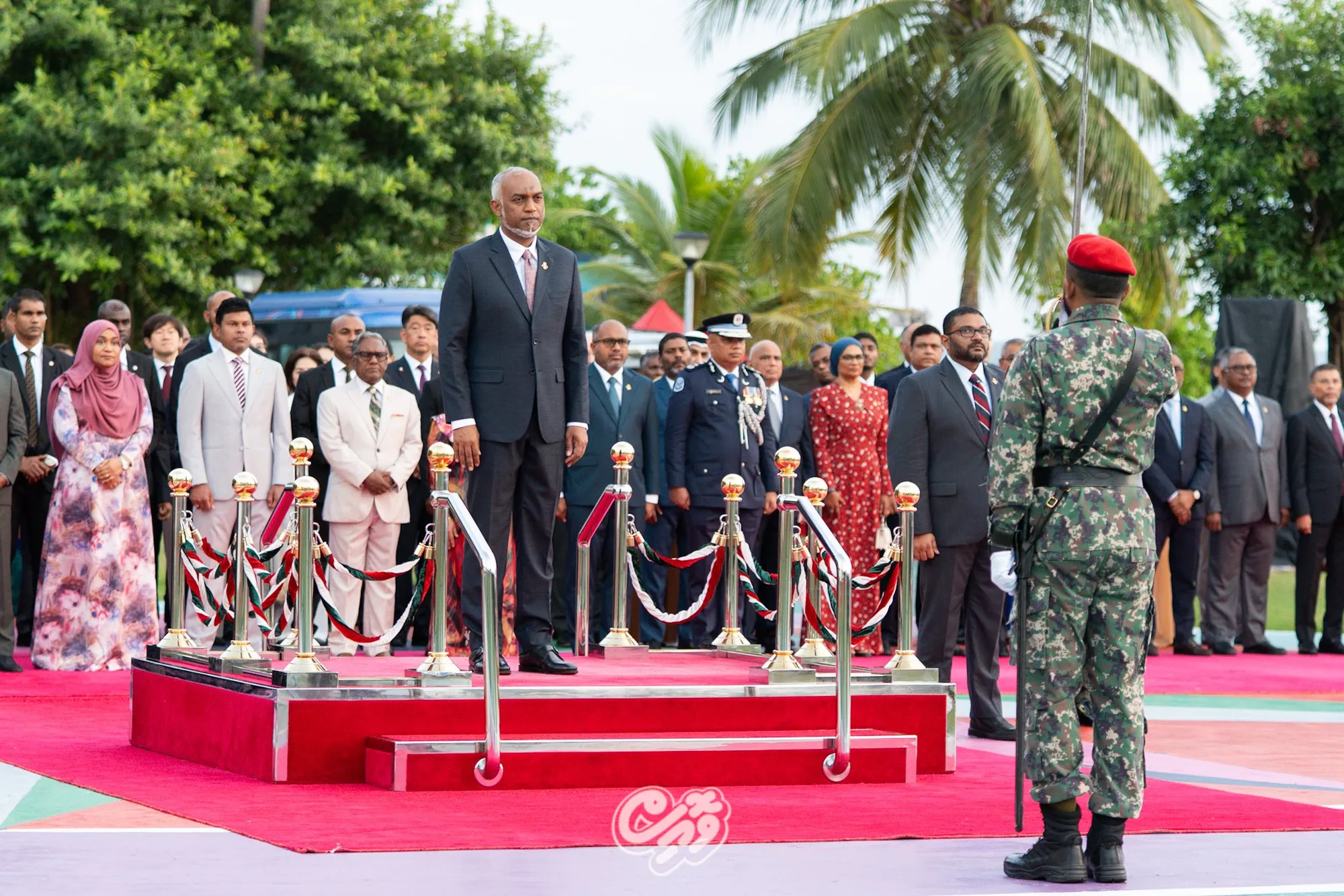 މިނިވަންދުވަހުގެ ދިދަ ނެގުމުގެ ރަސްމިއްޔާތުގައި ރައީސުލްޖުމްހޫރިއްޔާގެ ދެކަނބަލުން ބައިވެރިވެ ވަޑައިގެންފި