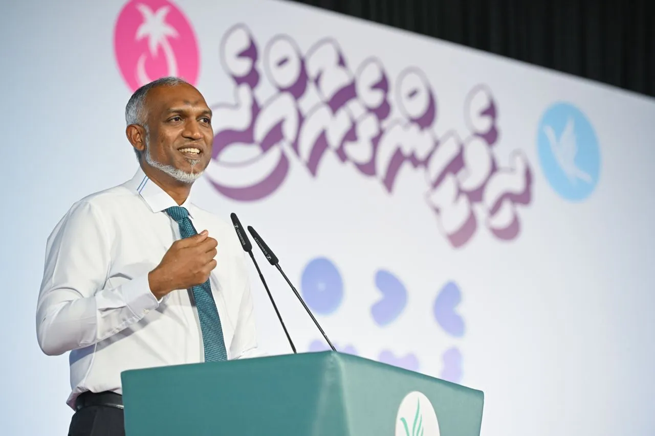 މިސަރުކާރާއި އެއްކޮޅަށް ފާޅުގައި ނުކުންނަވަން ކެރިވަޑައި ނުގަންވާ ބައެއް މެމްބަރުން މަޖިލިހުގައި އެބަތިއްބެވި:  ރައީސް މުޢިއްޒު