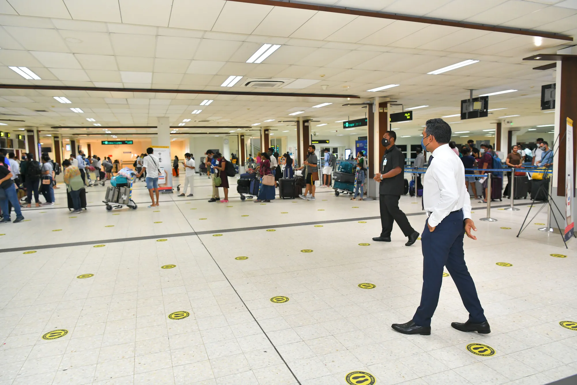 ޕީކް ސީޒަނާއި ދިމާކޮށް ބޭރުގެ 10 އެއާލައިނެއްގެ ޗެކިން ކައުންޓަރު ޑޮމެސްޓިކް ޓާމިނަލަށް ބަދަލުކޮށްފި 