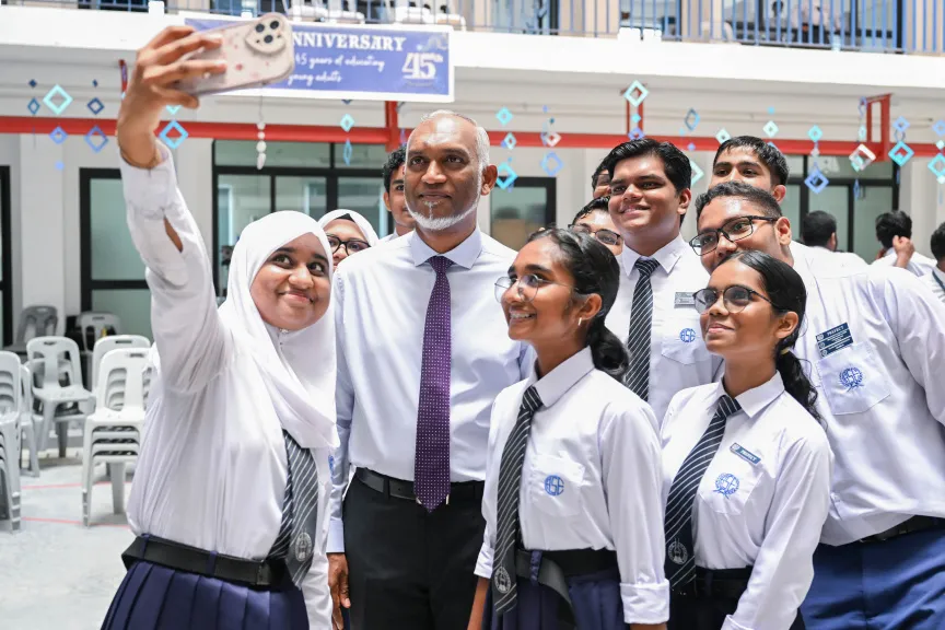އޭލެވެލް އިމްތިޙާނު ފެށުން: ދަރިވަރުންނަށް ރައީސާއި އަނބިކަނބަލުންގެ ހެޔޮއެދުންތައް، ޤައުމު އޮތީ ބޮޑު އުންމީދެއްގައި 