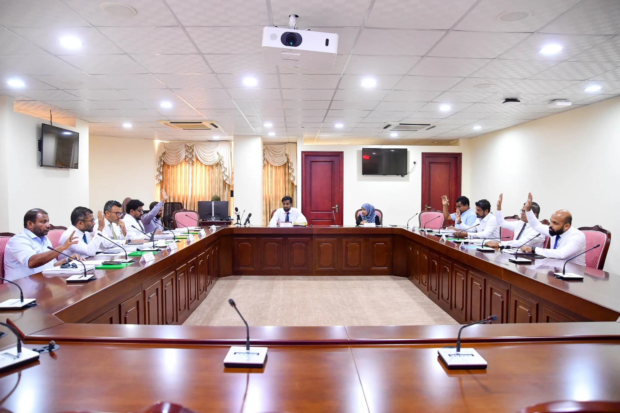 ވަރަށް ހަލުވި، ބެންޗު ކުޑަކުރަން ކޮމެޓީން ފާސްކޮށްފި