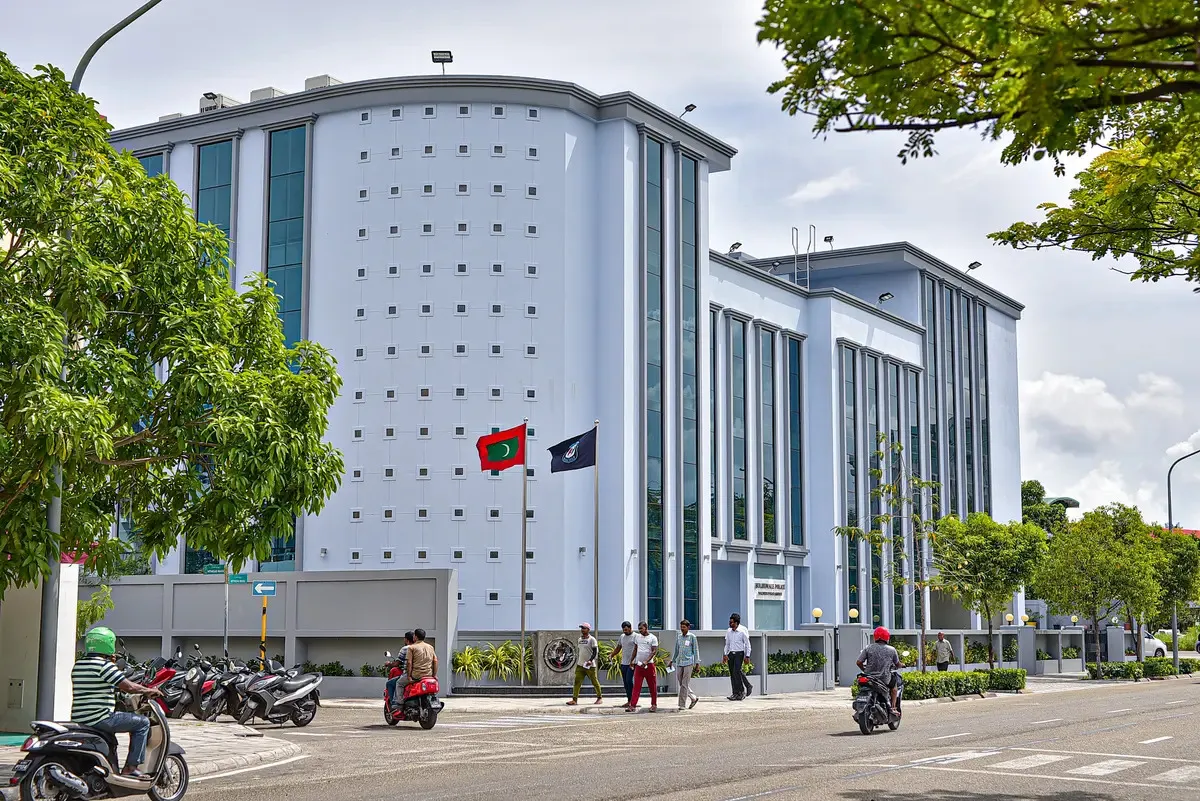 މާލޭގައި ކެފޭއެއް ތެރޭގައި މާރާމާރީ އެއް ހިންގައި މީހަކު ޒަހަމް ކޮށްލައިފި