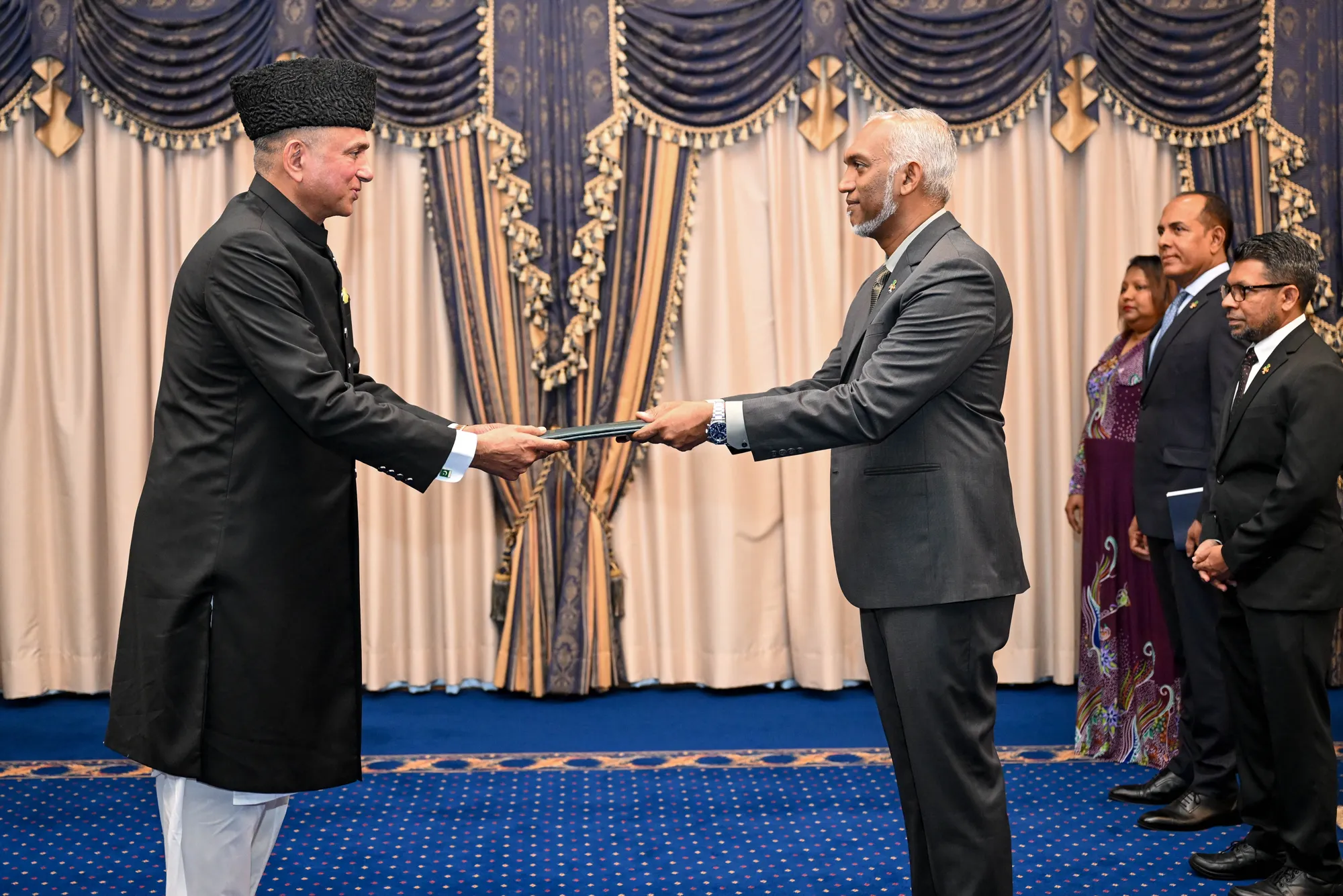 ޕާކިސްތާނު ސަފީރު، މަގާމުގެ ފަތްކޮޅު ރައީސުލްޖުމްހޫރިއްޔާއަށް އަރުވައިފި