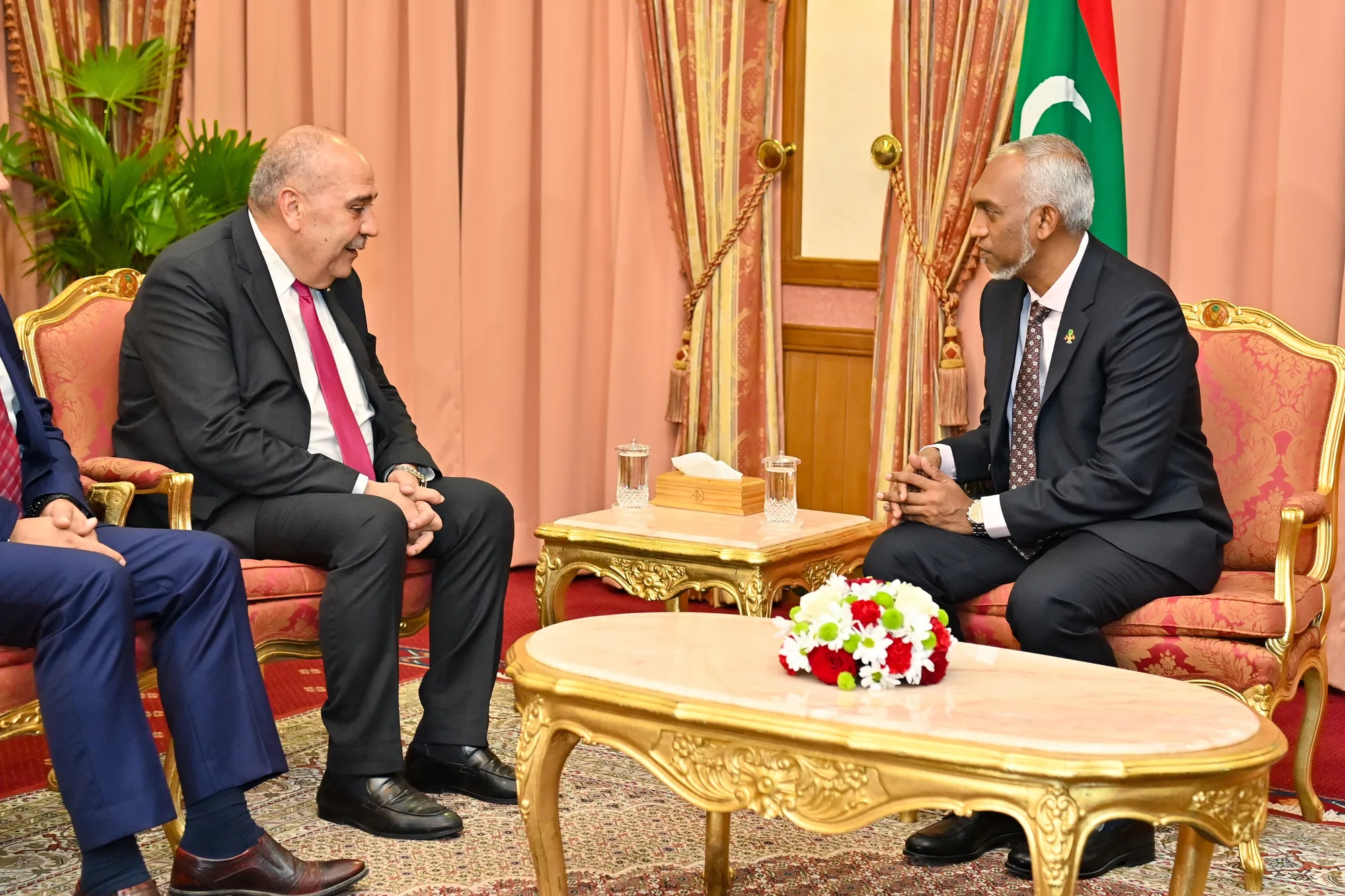 ރައީސުލްޖުމްހޫރިއްޔާ ޑރ. މުޙައްމަދު މުޢިއްޒުގެ އަރިހަށް، ފަލަސްޠީނުން ދިވެހިރާއްޖެއަށް ކަނޑައަޅުއްވާފައި ހުންނަވާ ސަފީރު އިޙްތިރާމުގެ ޒިޔާރަތެއް ކުރެއްވުމުގެ ތެރެއިން / ފޮޓޯ: ރައީސް އޮފީސް