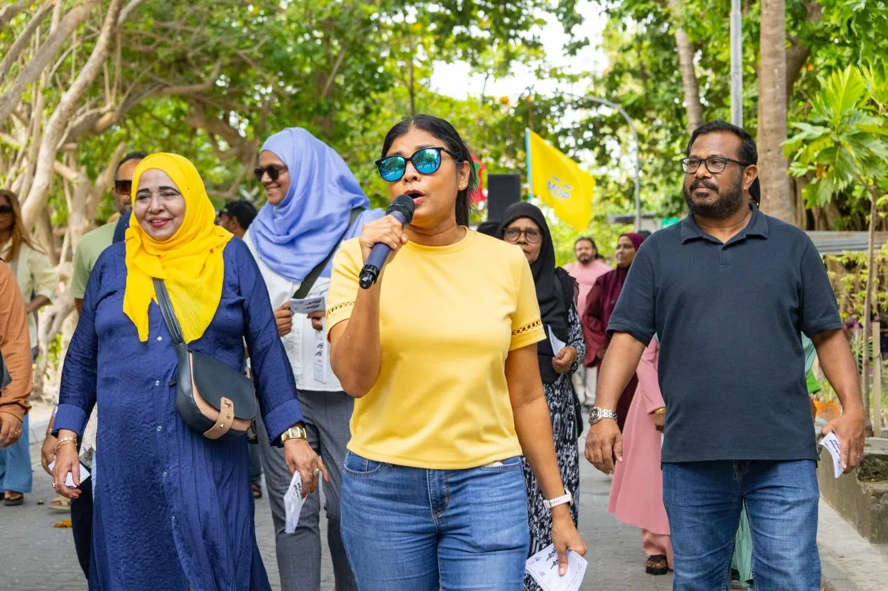 މާ އެނގިގަނެގެން ދޮގު ފަތުރާނެ ކަމެއް ނެތް - އައި ވިލް ނެވަރ ބީ ފޮރ ސޭލް: ރޮޒޭ