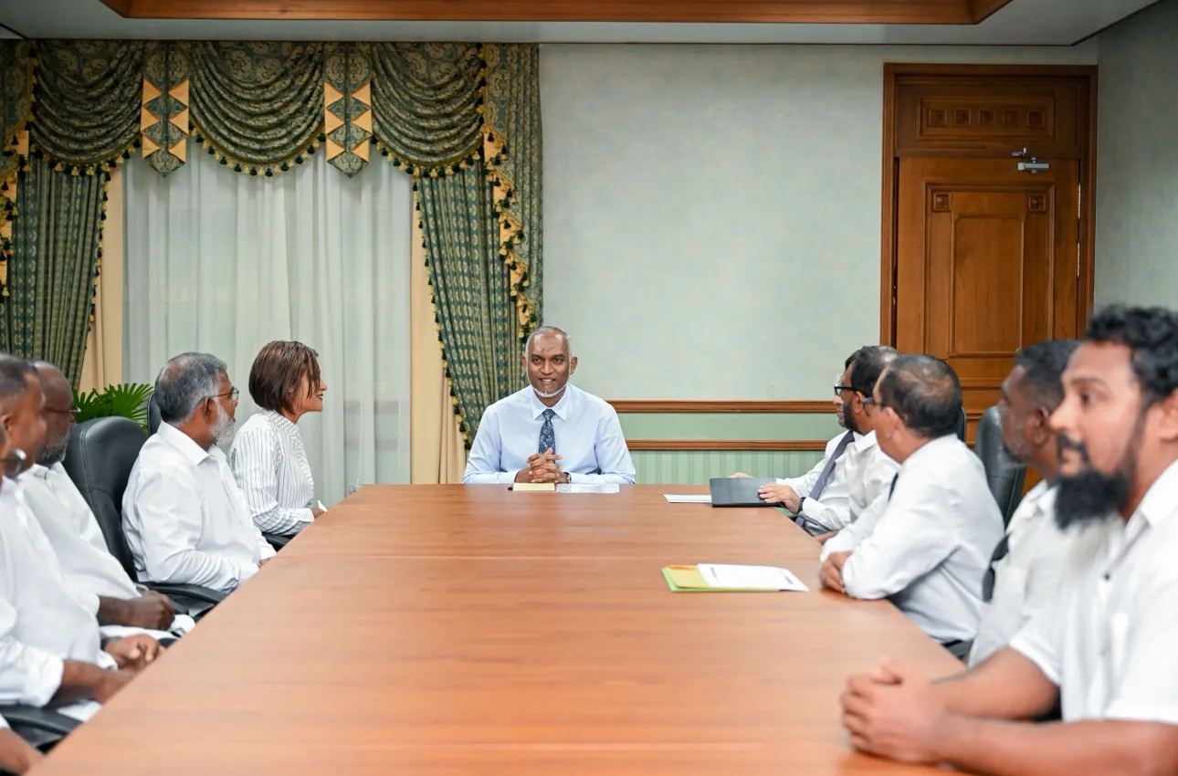 ރައީސް މުޢިއްޒުގެ ބައްދަލުވުމެއް ކެޔޮޅުންނާއެކު؛ ދެއްވީ މަހުގެ އަގު 20 ރުފިޔާއަށް މަތިކުރައްވާނެ ކަމުގެ ޔަގީންކަން