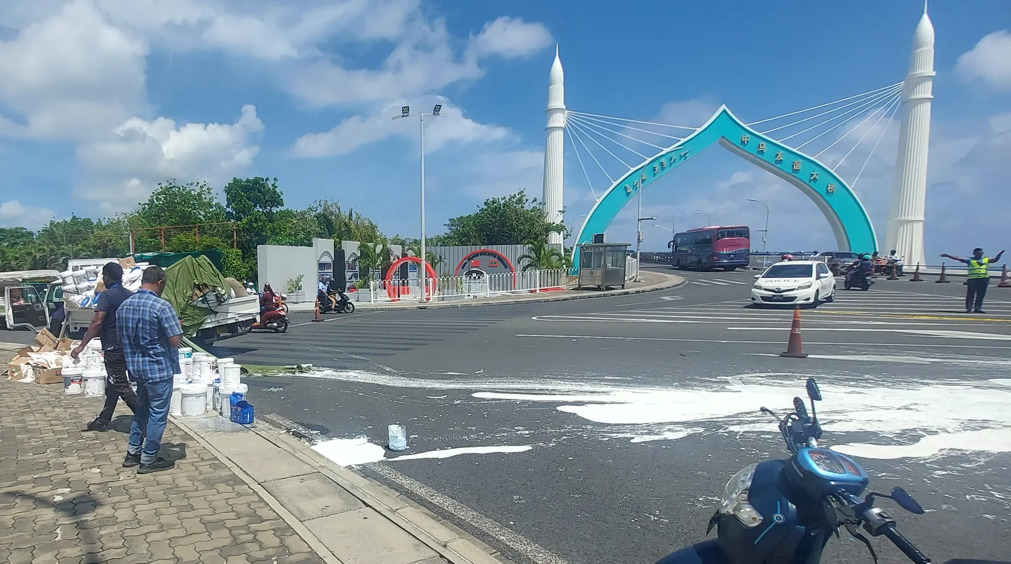 ސިނަމާލެ ބްރިޖް ކައިރިއަށް ކުލަޓައްޕުތަކެއް ބަންޑުންވެއްޖެ