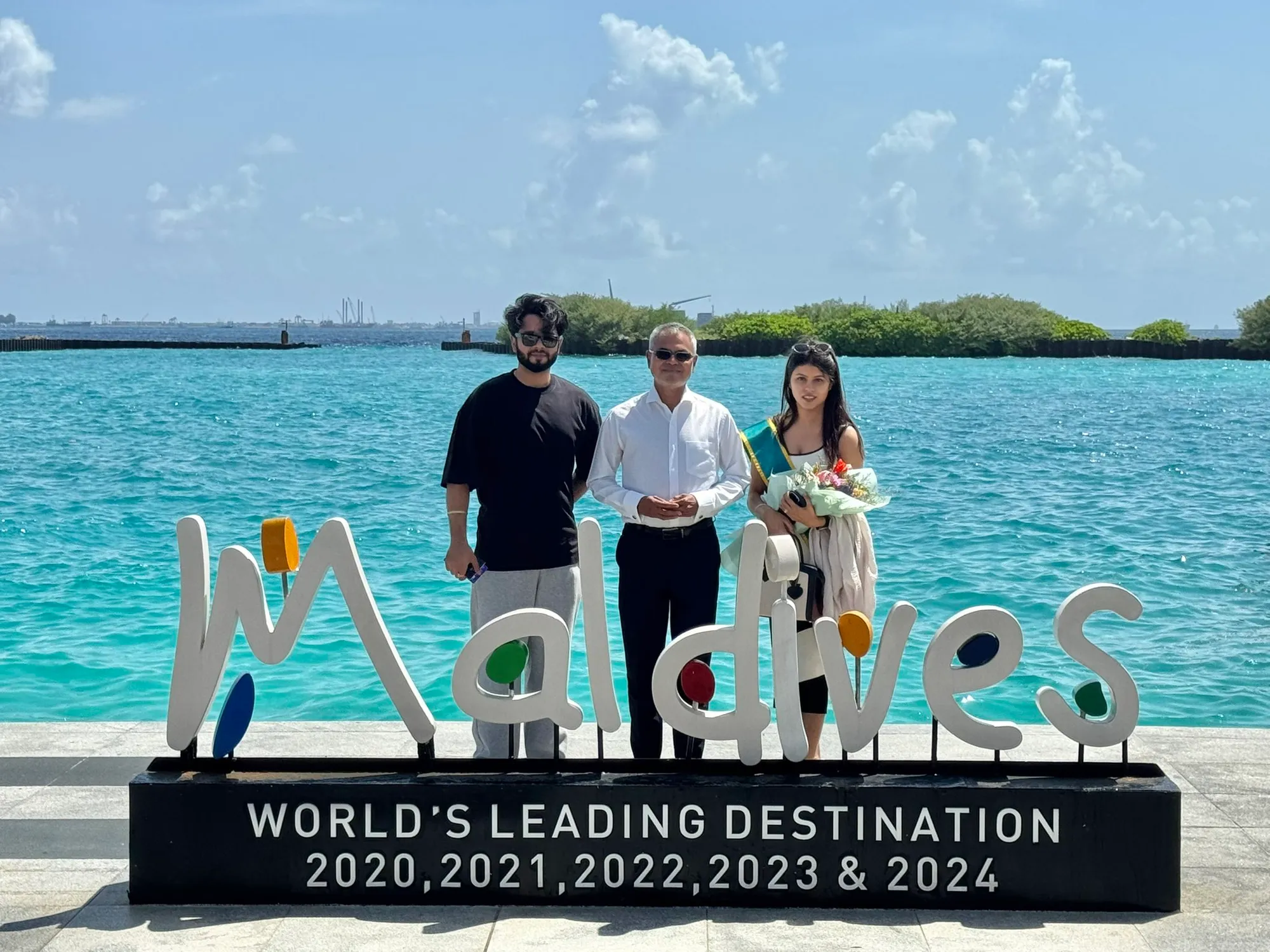 Minister Thoriq with the millionth tourist (Photo/Tourism Ministry)
