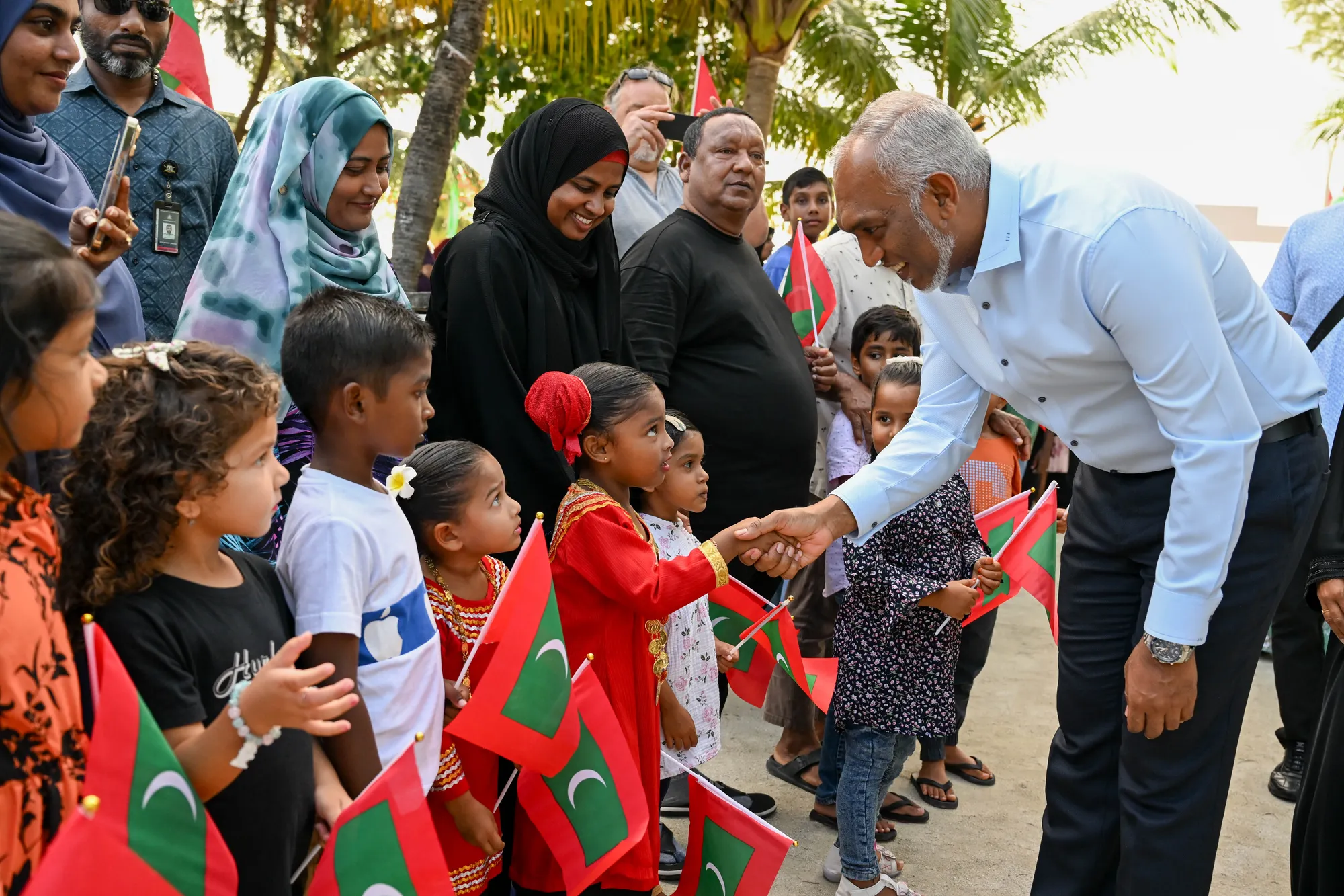 ރައީސް ޑރ.މުޢިއްޒު، ހުވަދުއަތޮޅަށް ކުރައްވާ ދަތުރުފުޅެއްގައި ފުރާވަޑައިގެންފި