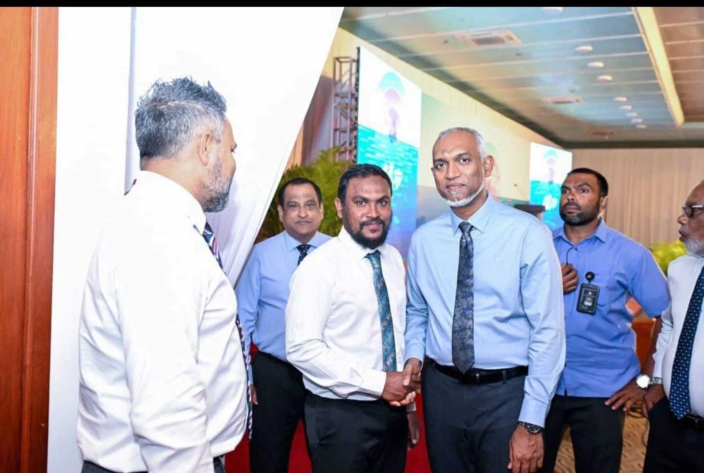 ރައީސުލްޖުމްހޫރިއްޔާ ޑރ މުހައްމަދު މުއިއްޒުގެ އަރިހުގައި ހުސައިން ރަޝީދު