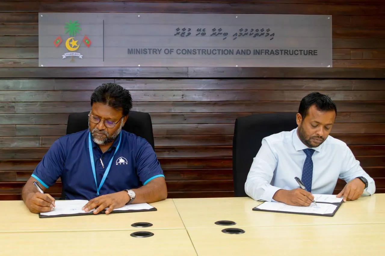 MTCC's Chief Executive Officer Abdulla Ziyad (L) and Minister of Construction and Infrastructure Dr. Abdulla Muththalib (R) during the F. Nilandhoo airport land reclamation agreement signing event.