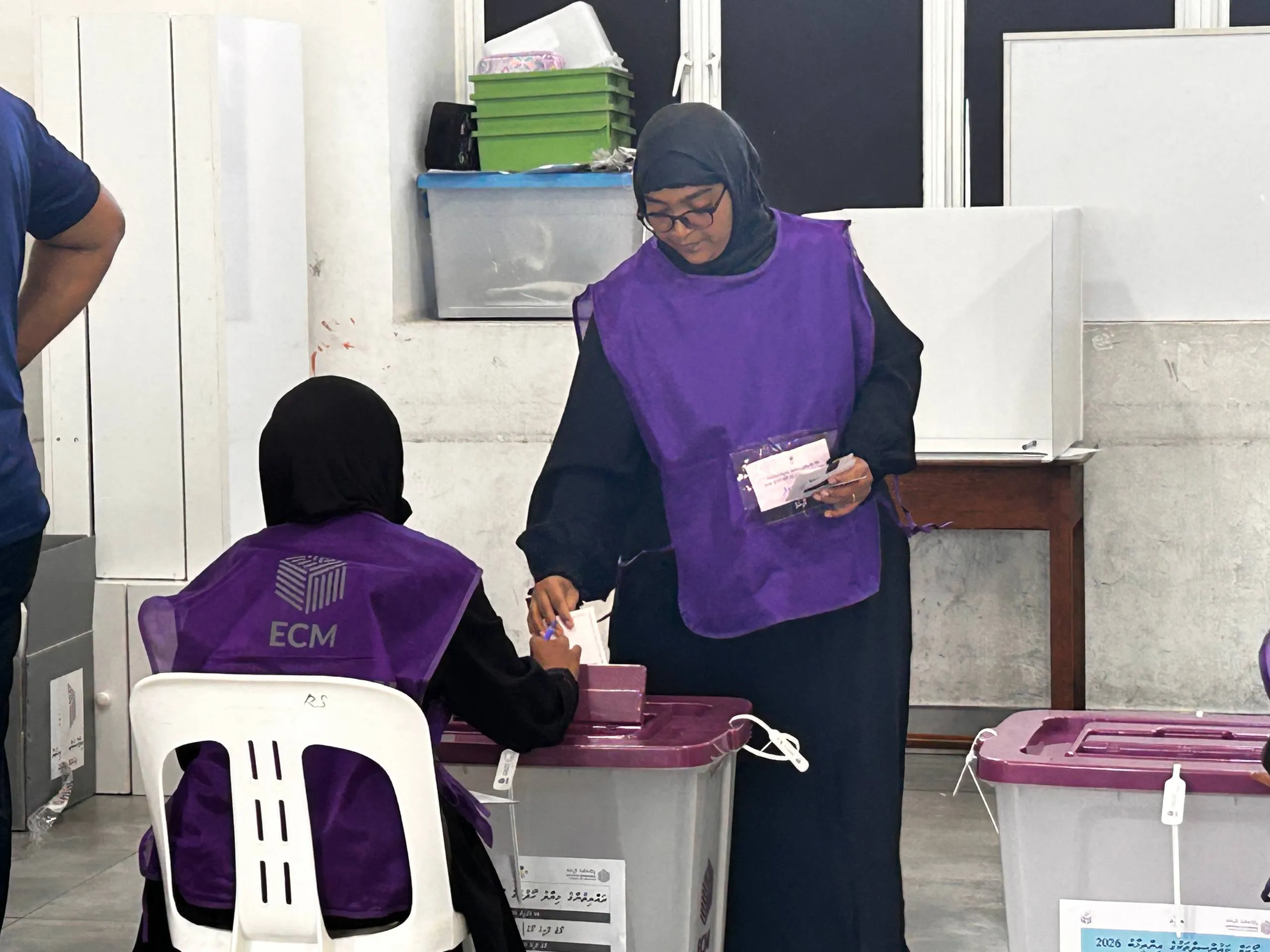 އާއްމުންގެ ތެރެއިން މީހުން ނައިސްގެން 2 މަރުކަޒެއްގައި ވޯޓުލުން ނުފެށި 1 ގަޑިއިރުވި