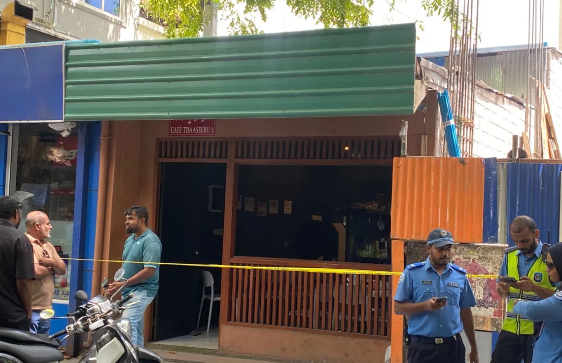 މާލޭ ކެފޭއެއް ތެރޭ ބިދޭސީންތަކެއް މާރާމާރީ ހިންގައިފި؛ އެކަކަށް ހޮސްޕިޓަލްގައި ފަރުވާދެނީ