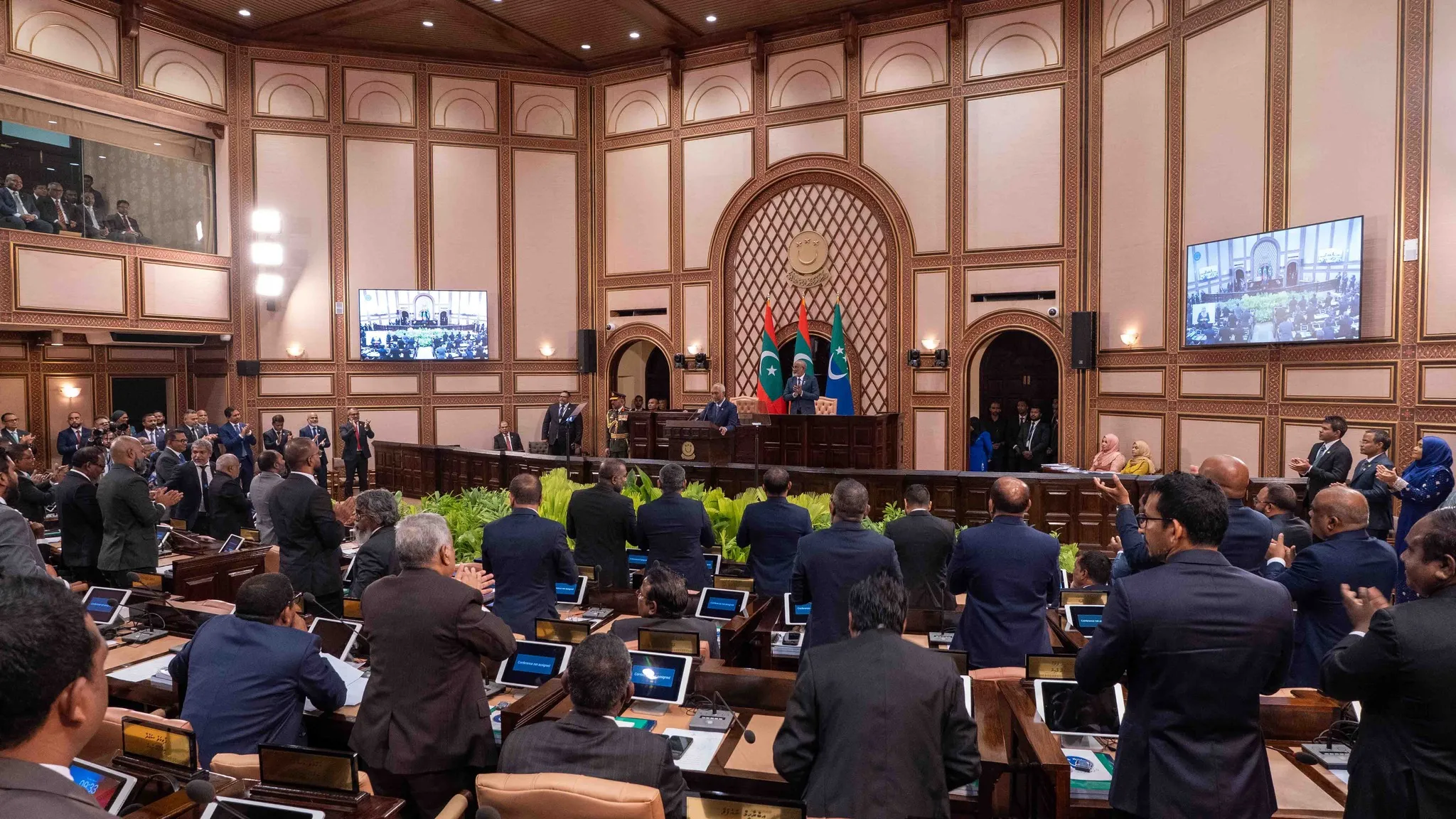 ދެ މެމްބަރެއްގެ ނަން އިއްވައި ތަޅުމުން ނެރެފި