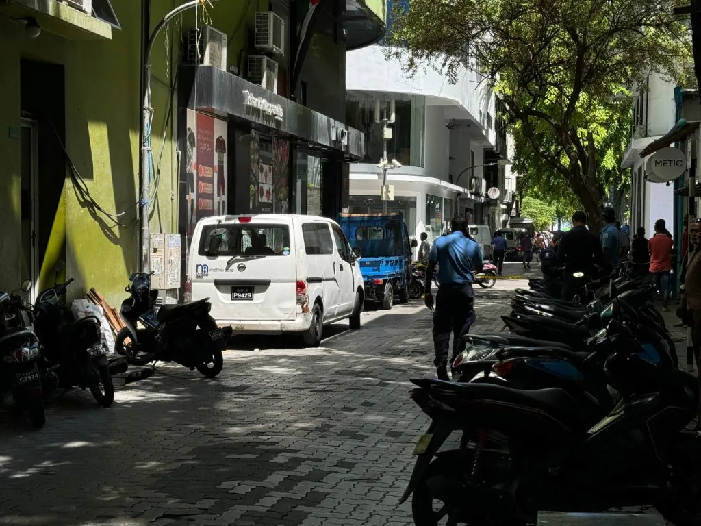 ގަލޮޅު ކަންމަތީގައި އޮތް ވޭނެއްގައި އެއްޗެއް ގޮވައިފި