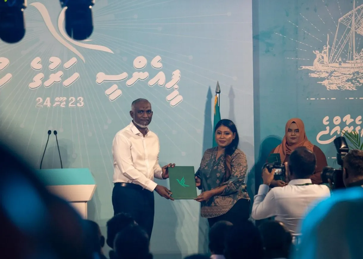 ޕީއެންސީއާ އަލަށް ގުޅުނު މެންބަރުންގެ ފޯމުތަކާ ރައީސް މުޢިއްޒު ހަވާލުވެވަޑައިގެންފި