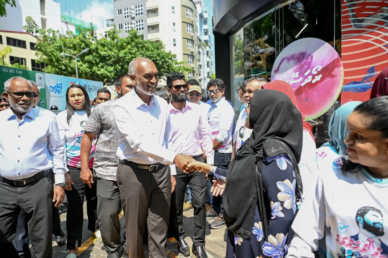 މަޖިލިސް އިންތިޚާބުގެ ކެމްޕޭނަށް މިއަދު ރައީސް ޑރ.މުއިއްޒު މާފަންނު ހުޅަނގު ދާއިރާ ގެ ދޮރުން ދޮރަށް!
