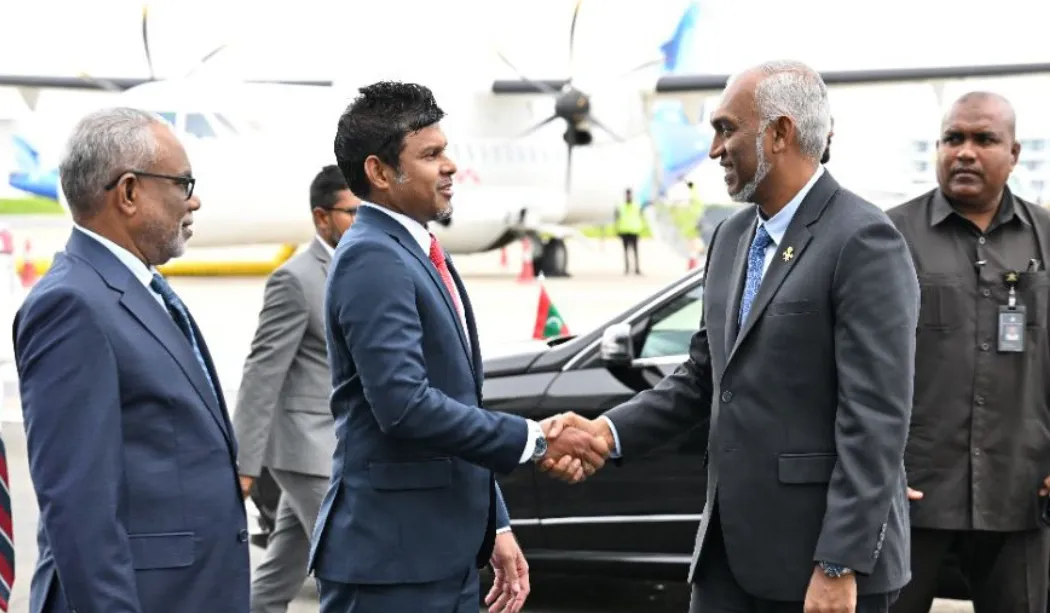 President Dr. Muizzu being received by Vice President Hussain Mohamed Latheef and Speaker of parliament Abdul Raheem Abdulla (Photo/ President’s Office)