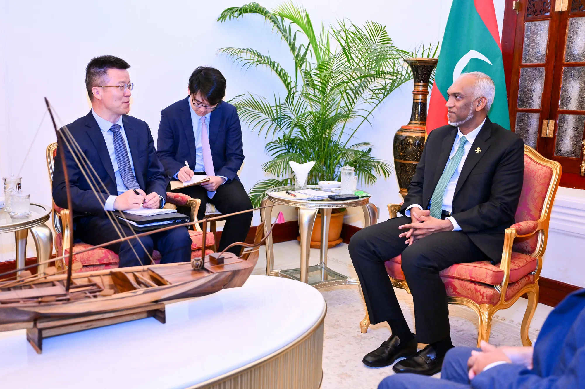 ޗައިނާގެ ކޮމިއުނިސްޓް ޕާޓީގެ ވަފުދެއް، ރައީސުލްޖުމްހޫރިއްޔާގެ އަރިހަށް އިޙްތިރާމުގެ ޒިޔާރަތެއް ކުރައްވައިފި