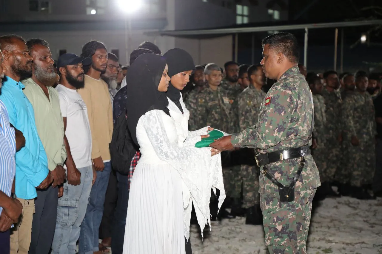 ހާމިދުގެ ޖަނާޒާ ރަސްމީ އިއްޒަތުގައި ބާއްވައިފި، ސިފައިންގެ ދިދަ ބައިދަނޑިއަށް