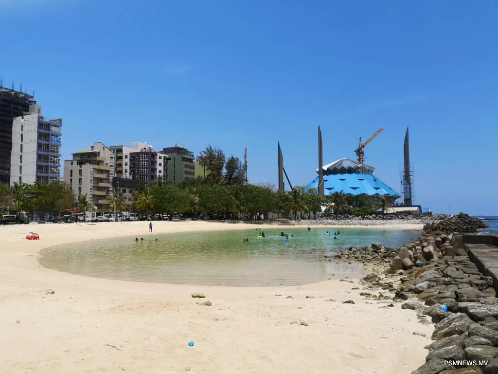 އާޓިފިޝަލް ބީޗު ކައިރިން މަގުމައްޗަށް ވެއްޓުނު މީހަކު ފަރުވާދެނިކޮށް މަރުވެއްޖެ